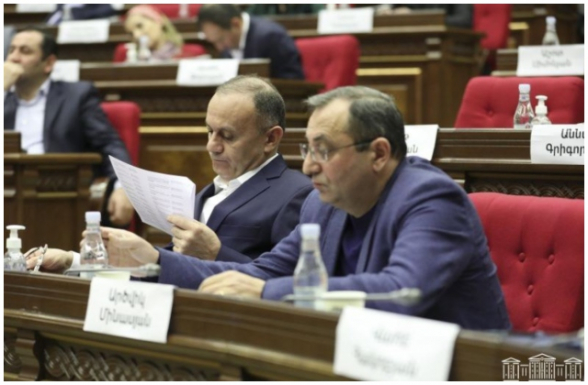 Депутаты от «Гражданского договора» лишили Сейрана Оганяна и Арцвика Минасяна депутатской неприкосновенности